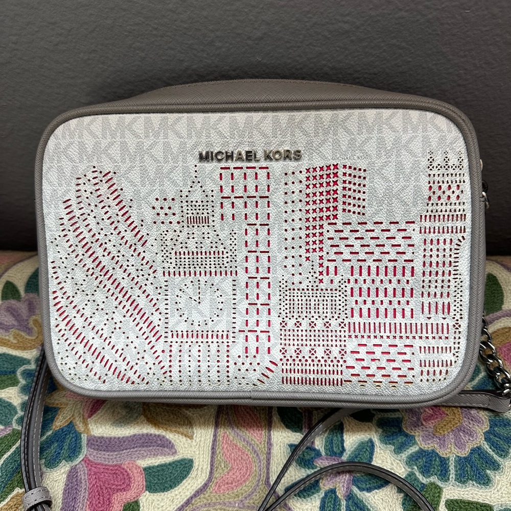 AUTHENTIC MICHAEL KORS CROSSBODY BAG.